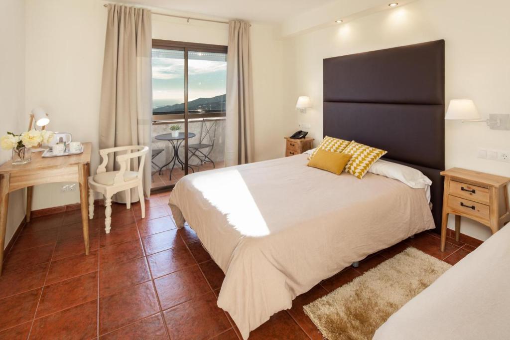 Postel nebo postele na pokoji v ubytování Hotel y Bungalows Balcón de Competa
