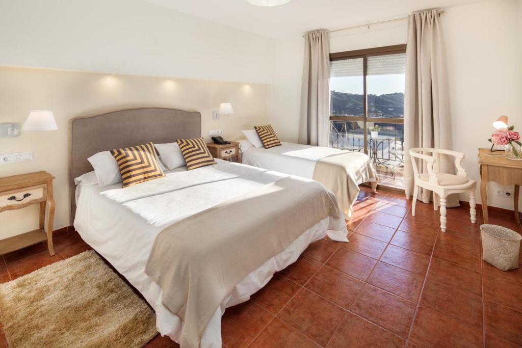 Postel nebo postele na pokoji v ubytování Hotel y Bungalows Balcón de Competa