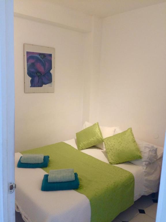 A bed or beds in a room at central and beach 3 bedroom apartment perfect location near pyr