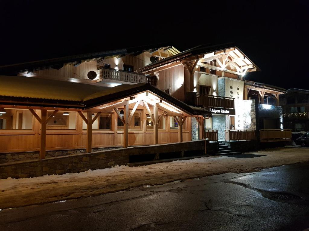 um edifício com luzes acesas à noite em Alpen Roc em Morzine