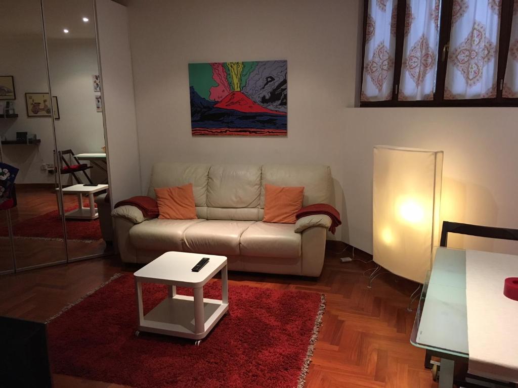 - un salon avec un canapé et une table dans l'établissement Bracco Suite, à Naples