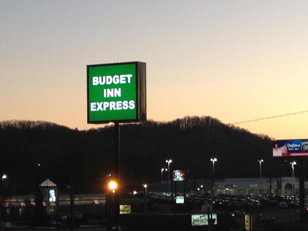 un panneau indiquant l'auberge économique express sur une autoroute dans l'établissement Budget Inn Express Bristol, à Bristol