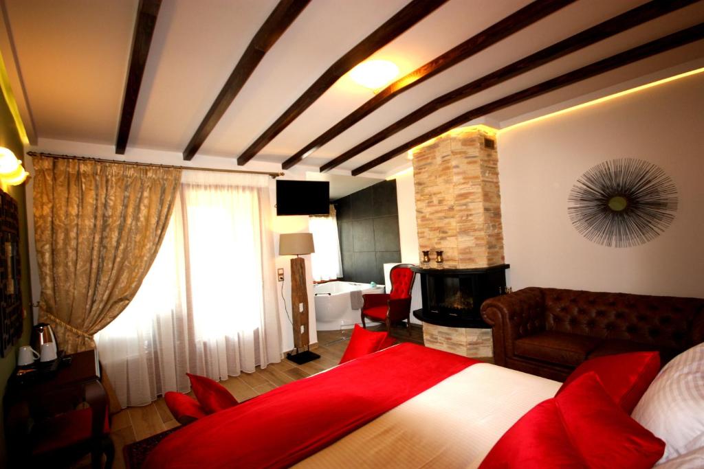 Postel nebo postele na pokoji v ubytování Archontiko Metsovou Luxury Boutique Hotel