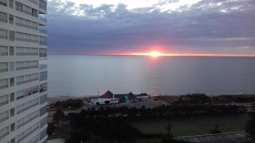 a view of the ocean from a building with the sunset at Lincoln Center in Punta del Este