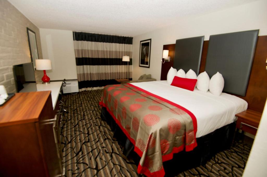 Ramada by Wyndham Austin South photo