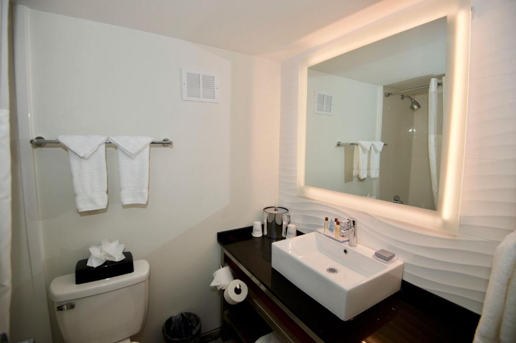 Ramada by Wyndham Austin South photo