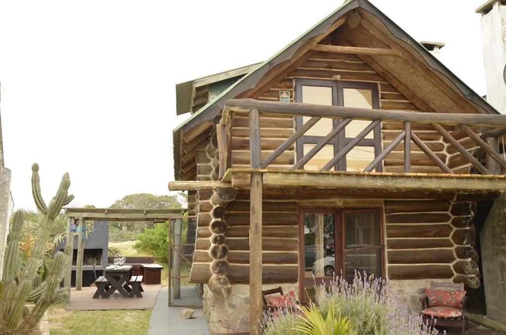 Cabaña de madera con porche y patio en Maravillosa, en La Pedrera
