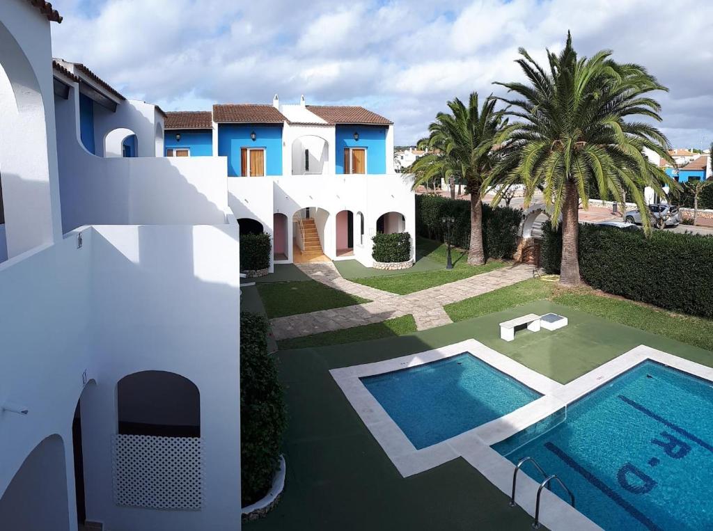 een uitzicht op een huis met een zwembad bij Apartamentos Ses Orenetes in Cala en Blanes