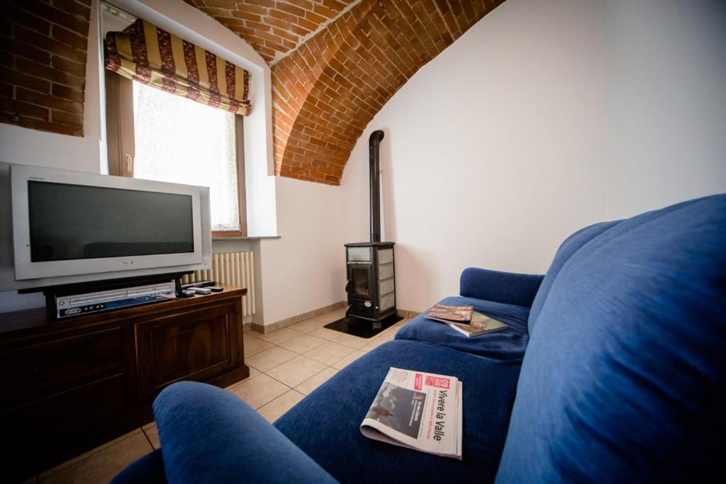 Televízia a/alebo spoločenská miestnosť v ubytovaní Relais du Berger