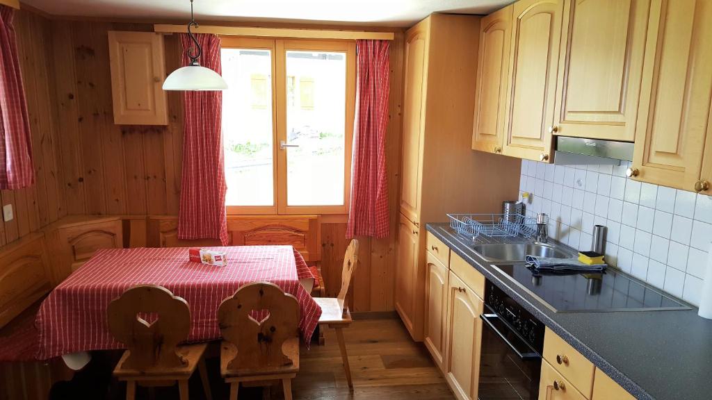 Kuchnia lub aneks kuchenny w obiekcie Chalet Valaisia