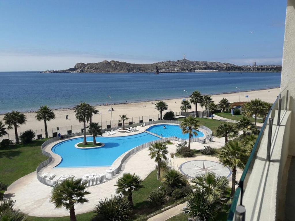 a view of a swimming pool next to a beach at Costa Azul la Herradura in Coquimbo