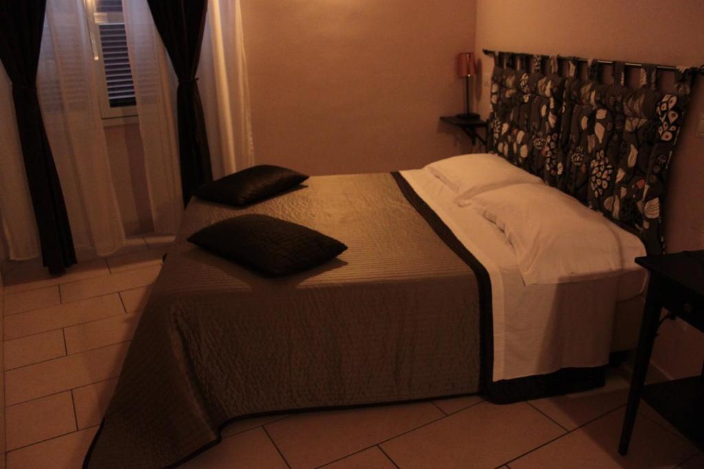 Łóżko lub łóżka w pokoju w obiekcie San Lorenzo Rooms