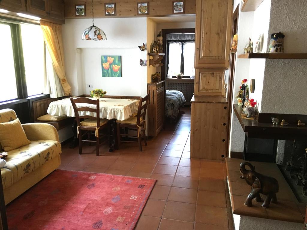 - un salon avec un canapé et une table dans l'établissement Chalet dei Conti, à Pescocostanzo