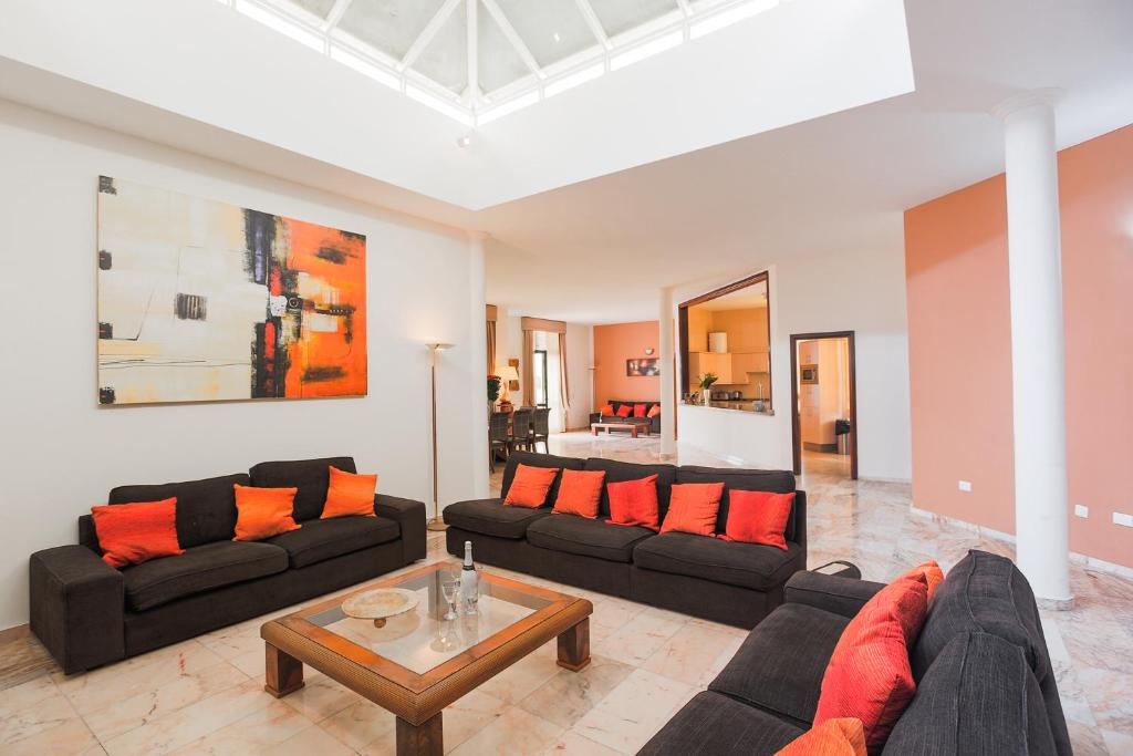 A seating area at 100 Island Village Julia