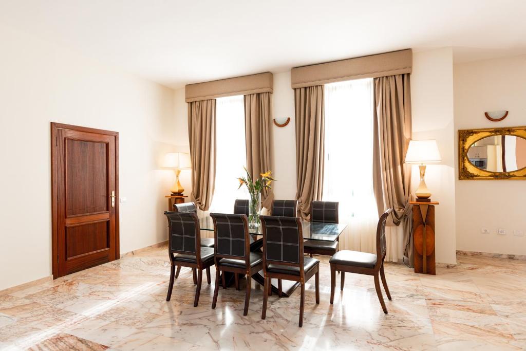 A seating area at 100 Island Village Julia