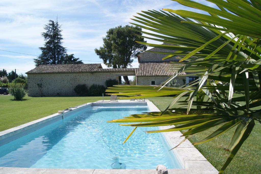 une piscine dans la cour d'une maison dans l'établissement Gîtes dans Mas en pierres, à Robion
