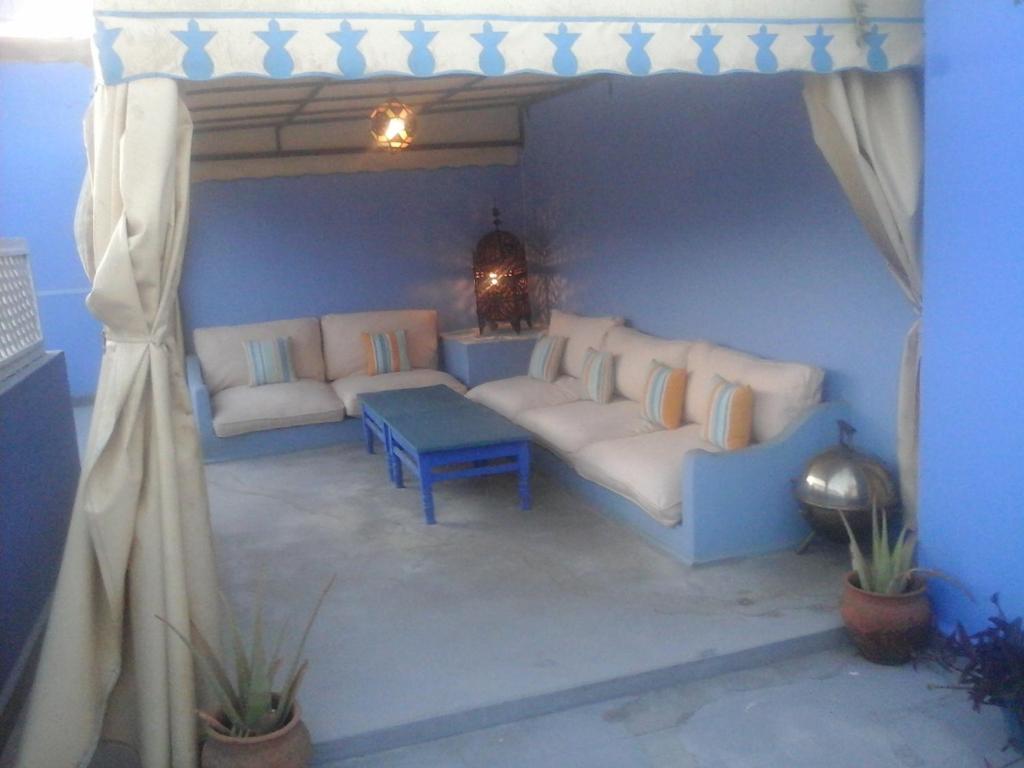艾西拉的住宿－Dar es Salam-Alta，客厅配有沙发和桌子