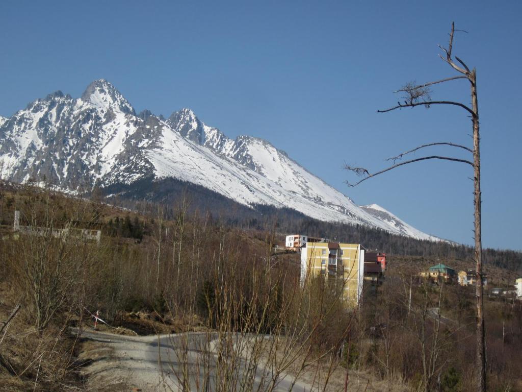 A general mountain view or a mountain view taken from Az apartmant