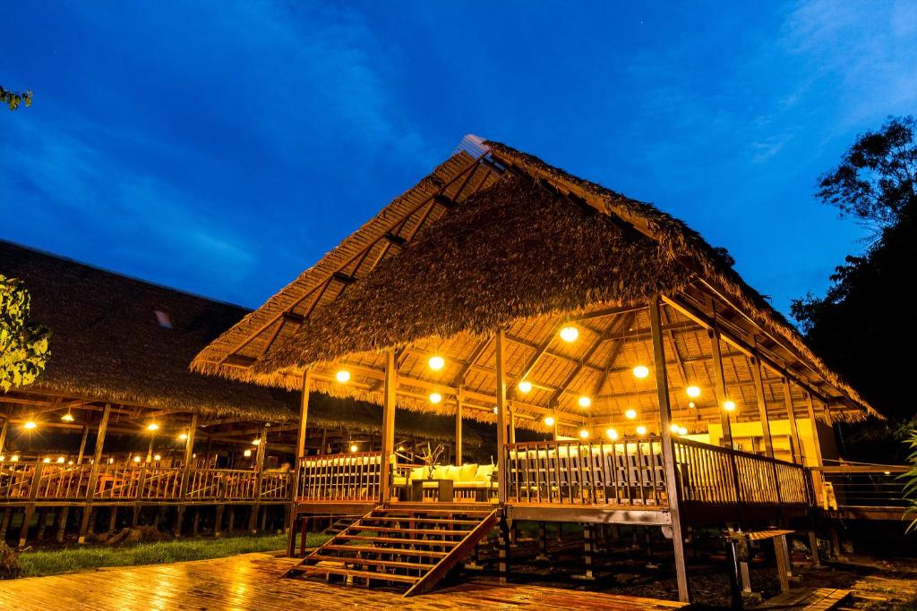 un restaurante con un gran pabellón por la noche en Tambopata Research Center en Tambopata