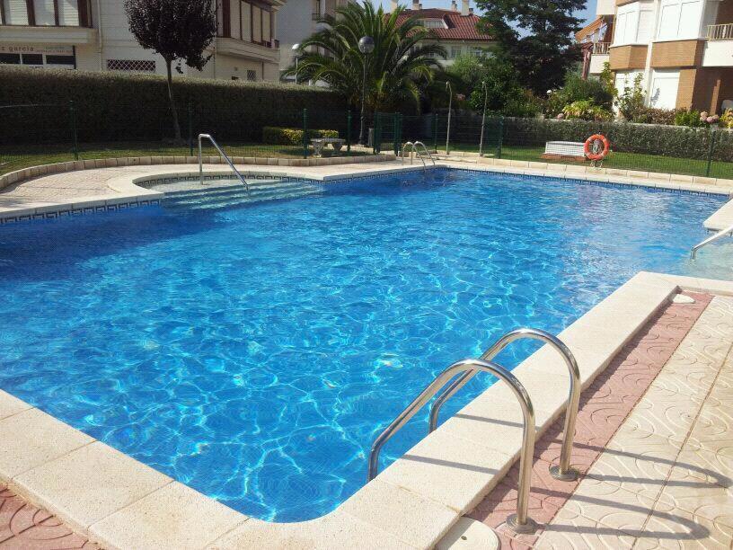 Bazén v ubytování Apartamentos Villa de Noja nebo v jeho okolí