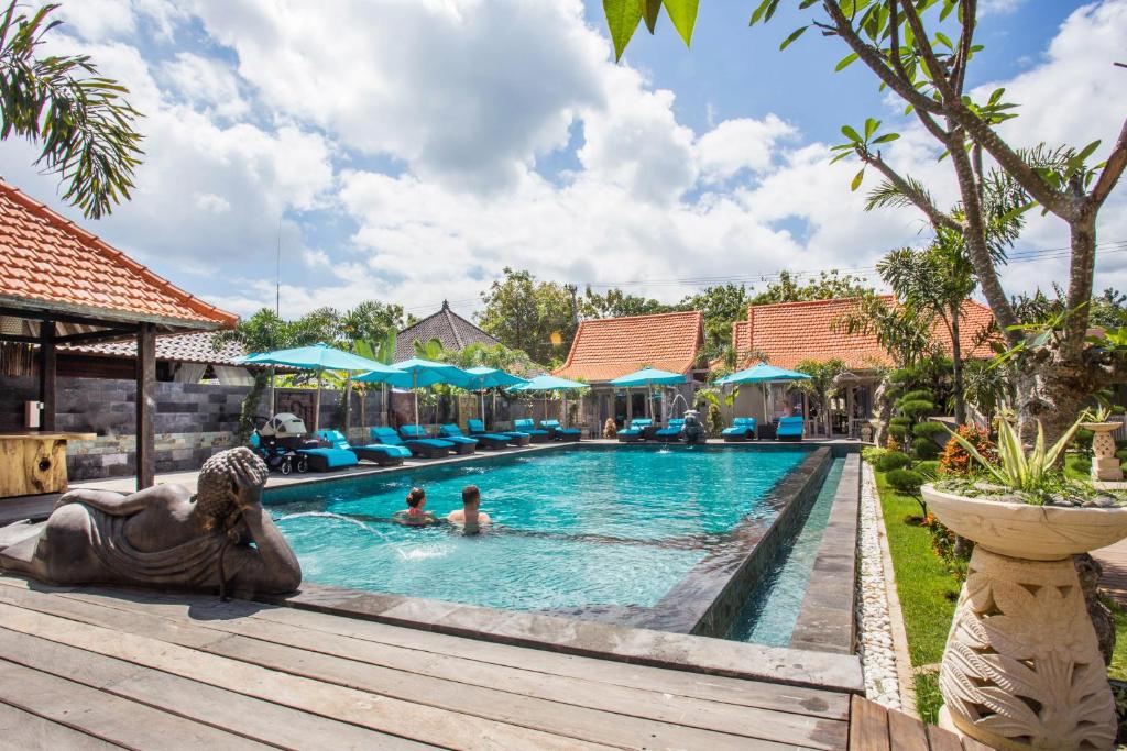 Bazén v ubytování The Palm Grove Villas nebo v jeho okolí