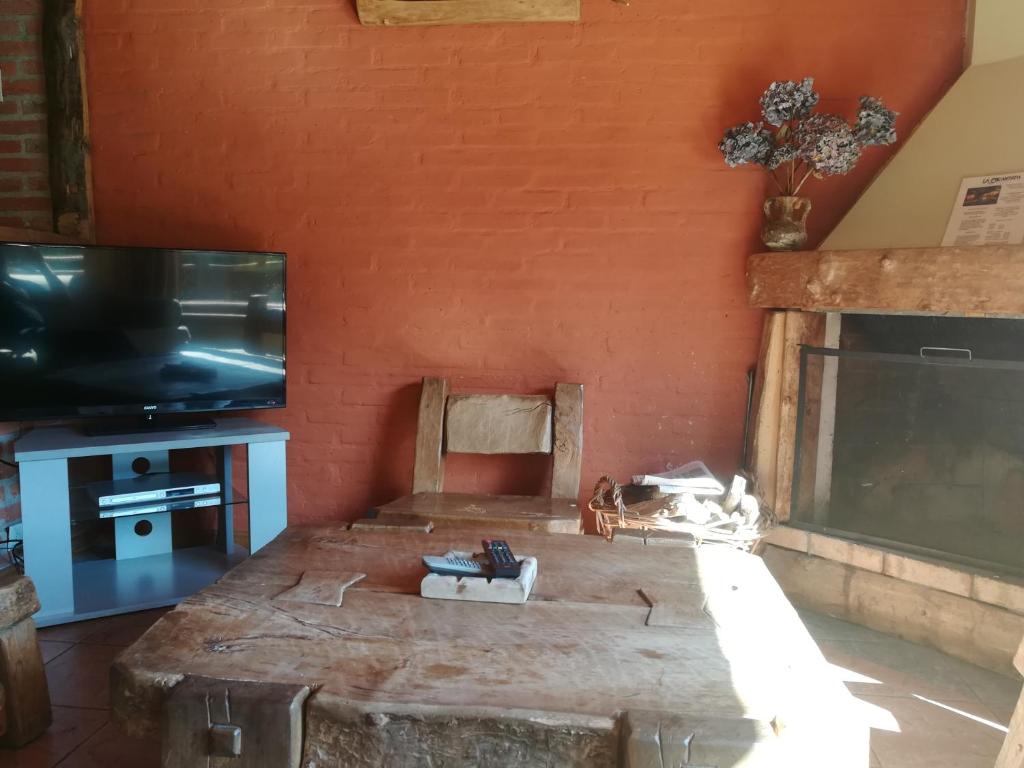 TV a/nebo společenská místnost v ubytování Cabañas La Encantada