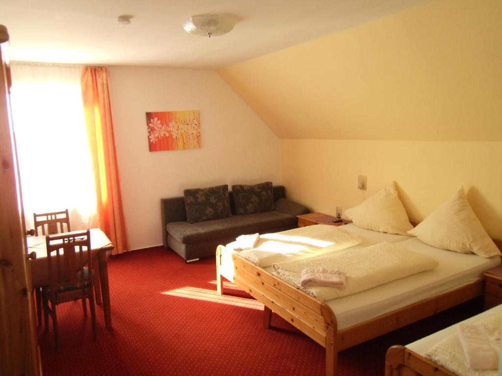 Postel nebo postele na pokoji v ubytování Hotel Gasthof zum Neubau