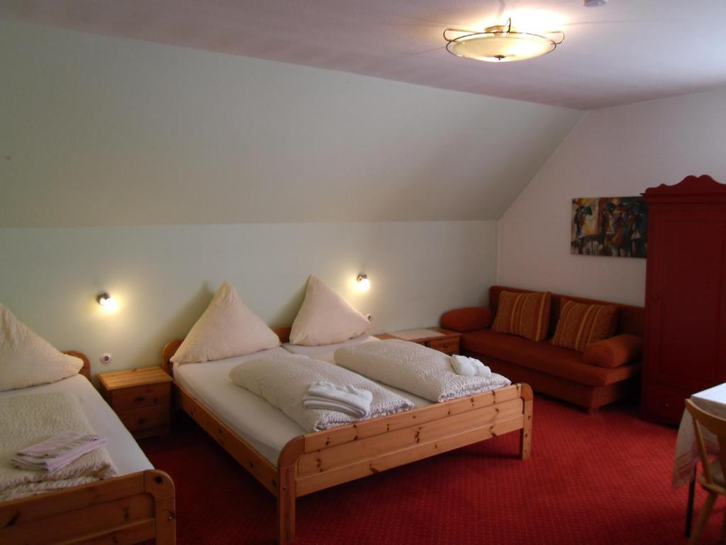 Postel nebo postele na pokoji v ubytování Hotel Gasthof zum Neubau
