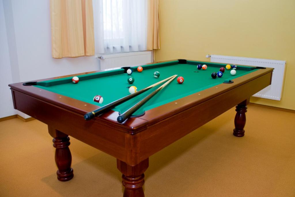 Biliár nebo kulečník v ubytování Hotel Kopanice