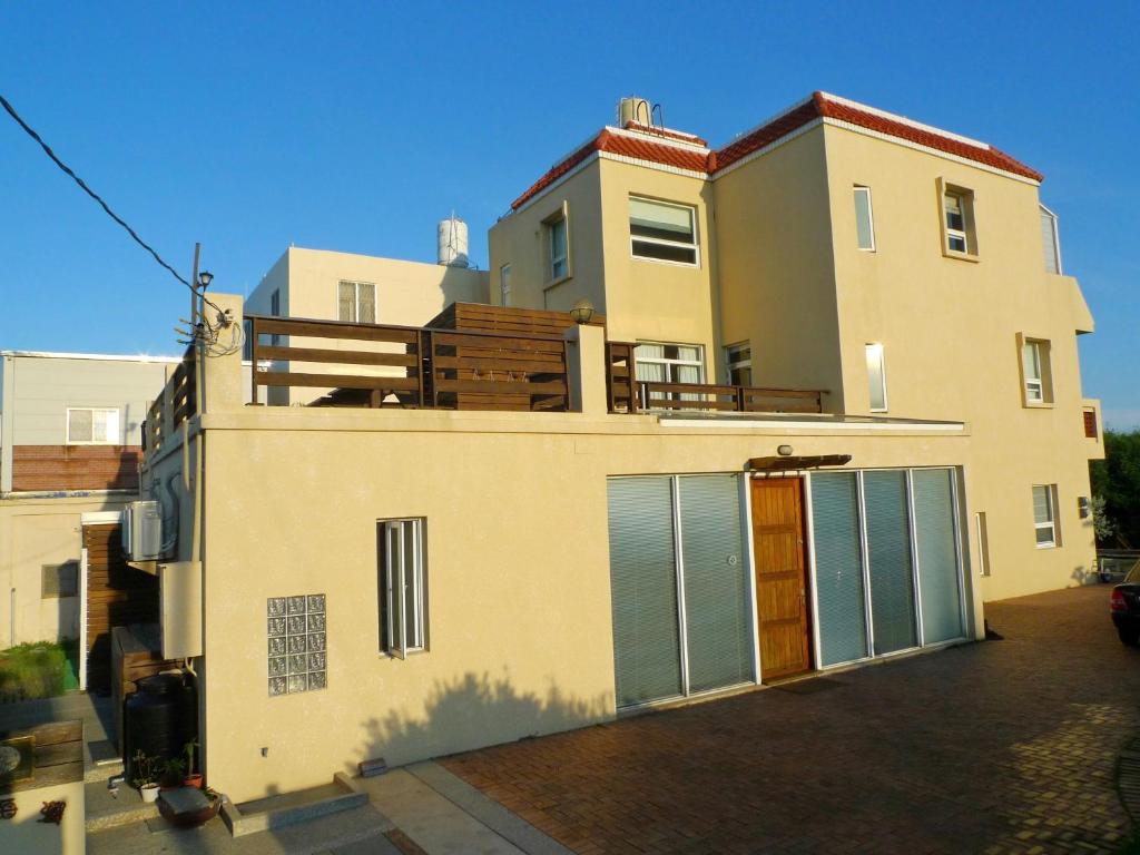 a building with a balcony on the top of it at Penghu Chenhi Bay Homestay in Baisha