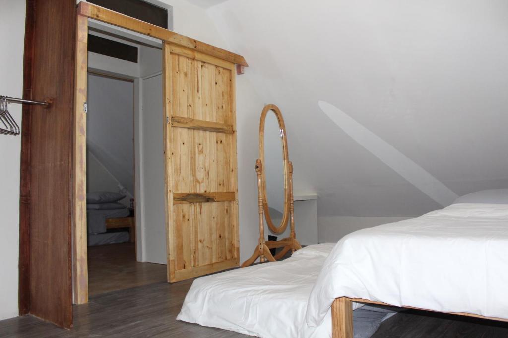 Postel nebo postele na pokoji v ubytování # 15 Laguna Bel-Air Home in Sta Rosa by Red Door House Rental