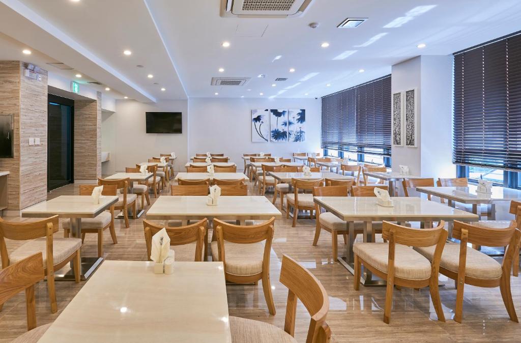 TV a/nebo společenská místnost v ubytování Gwangju Aura Hotel