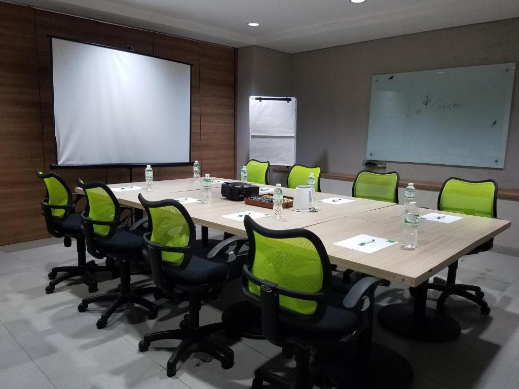Zona de negocis o sala de conferències de LeGreen Suite Kuningan