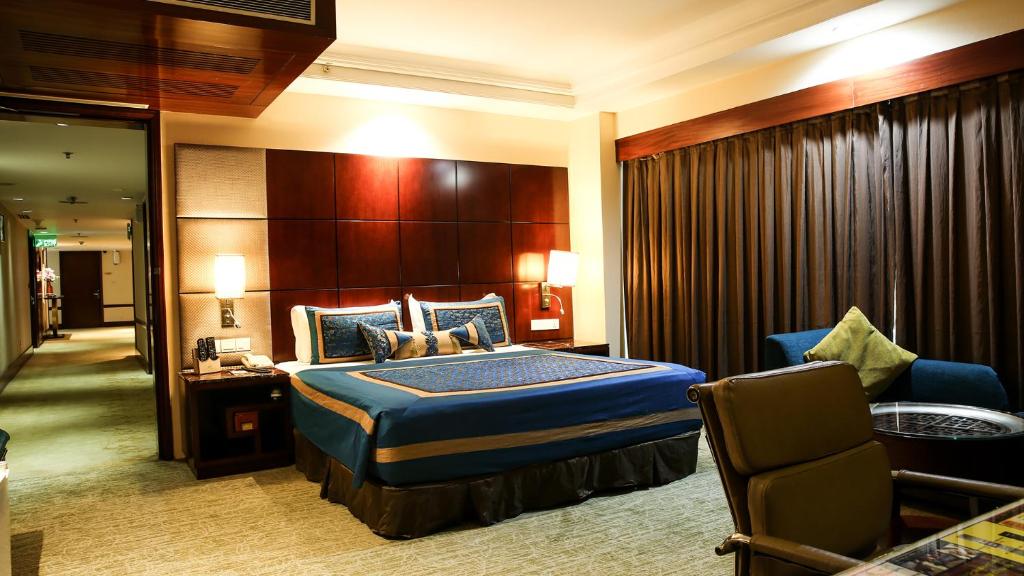 Postel nebo postele na pokoji v ubytování SkyCity Hotel Gurgaon