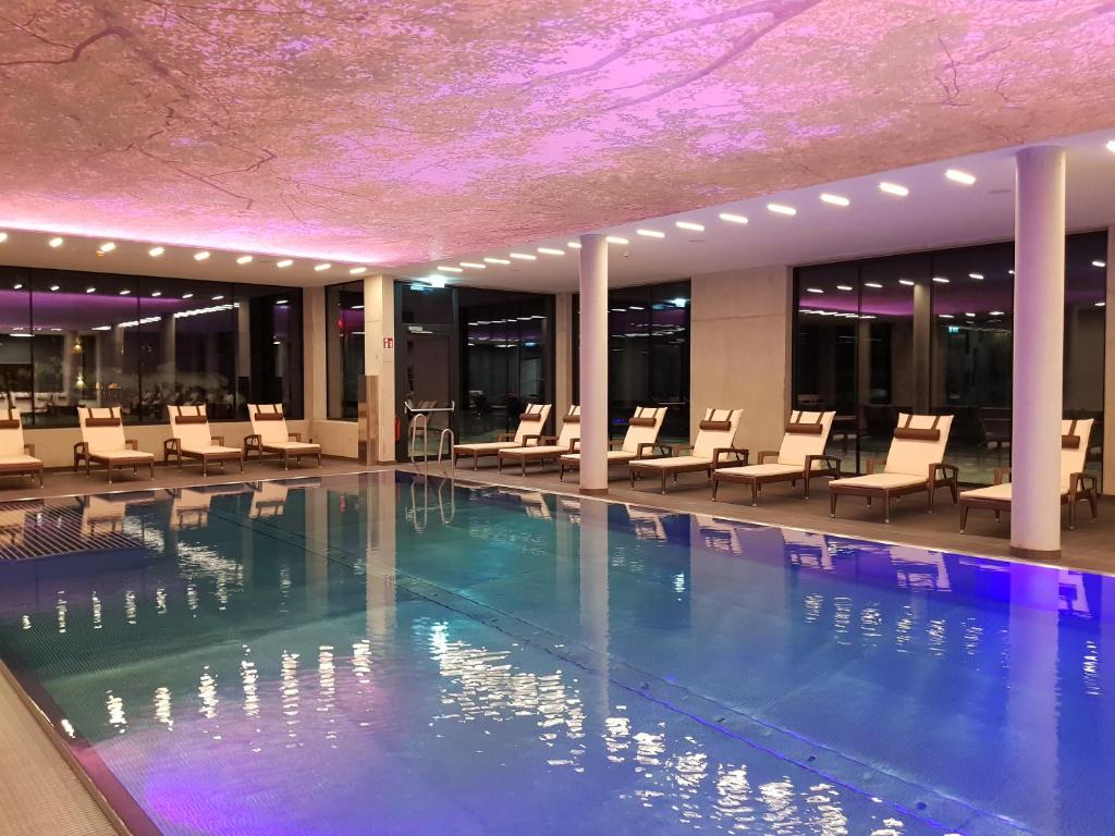 Bazén v ubytování Hotel Der Waldhof nebo v jeho okolí