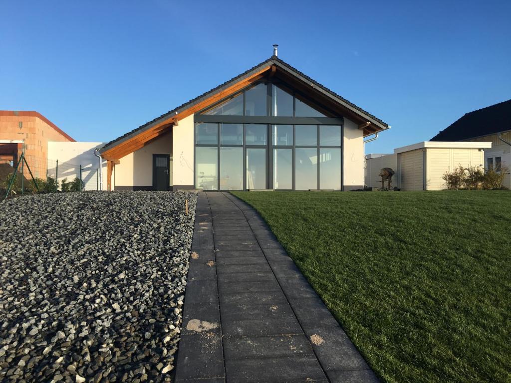 a building with a pathway in front of it at Ferienhaus "Chalet100" in Löbnitz