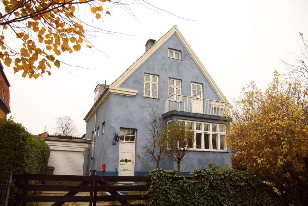 une maison bleue avec un toit en gambrel dans l'établissement Willes B&B, à Copenhague