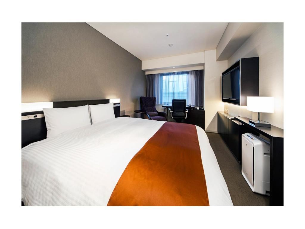 Postel nebo postele na pokoji v ubytování Daiwa Roynet Hotel Ginza PREMIER