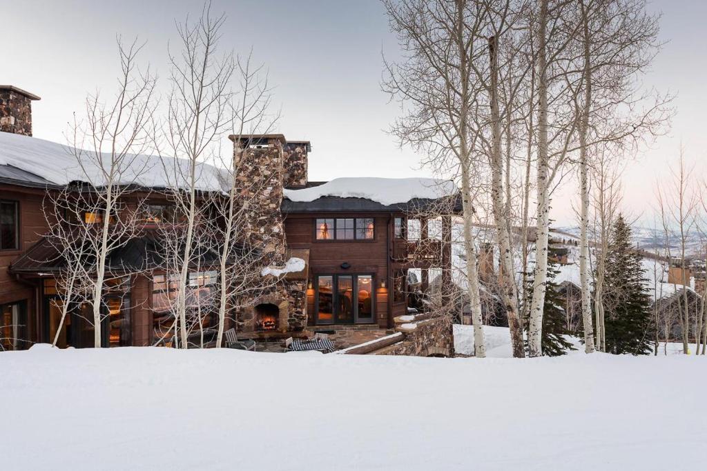 una casa en la nieve con árboles nevados en Ski Utah Home, en Park City