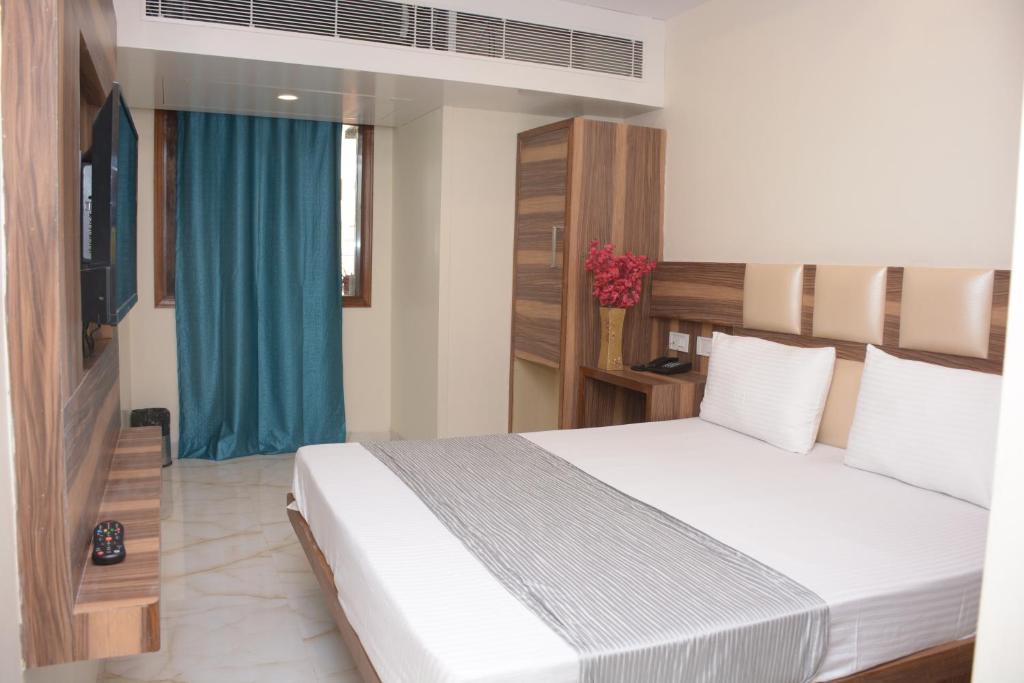 Postel nebo postele na pokoji v ubytování Hotel Golden Oasis - NEAR NEW DELHI RAILWAY STATION