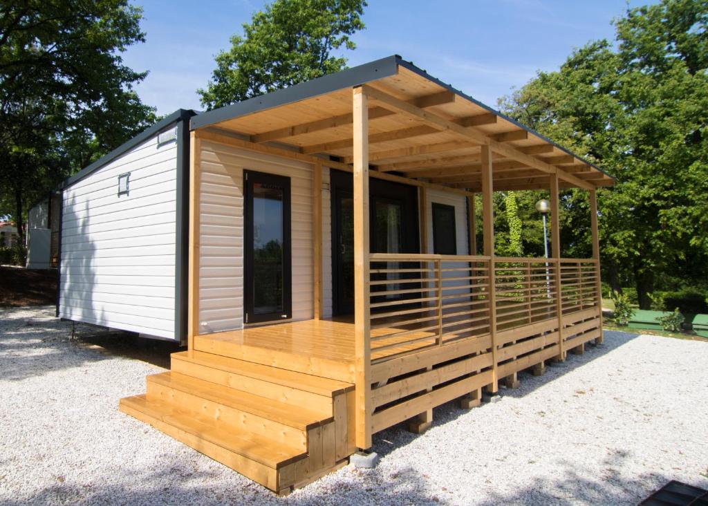 domek z werandą i tarasem w obiekcie SUNNY Mobile Homes Bijela Uvala w Poreču