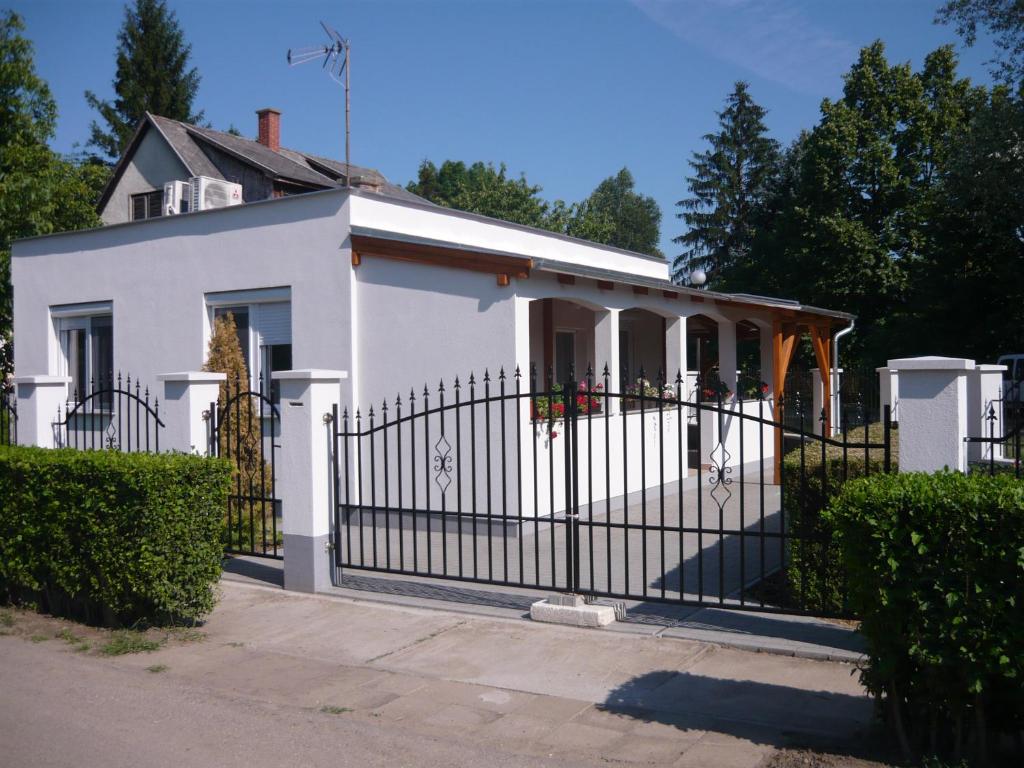 ハイドゥソボスローにあるKeresztmama Házaの白い家