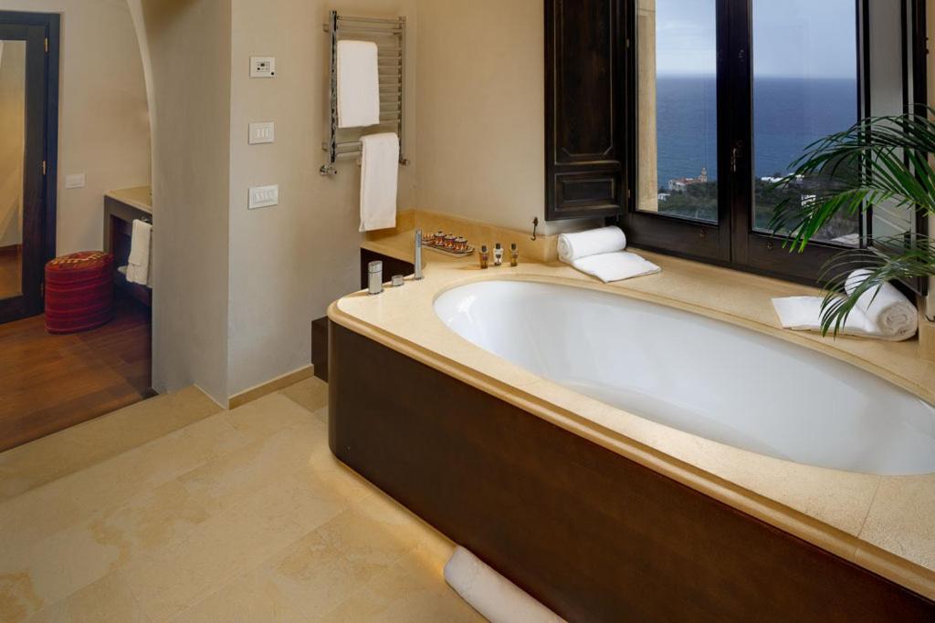 Koupelna v ubytování Monastero Santa Rosa Hotel & Spa