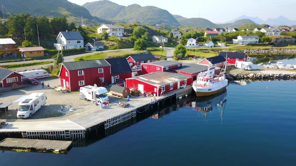 Een luchtfoto van Sjøstrand Rorbuer v Børge Iversen AS