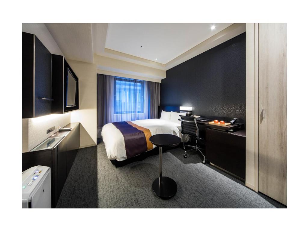 Postel nebo postele na pokoji v ubytování Daiwa Roynet Hotel Ginza PREMIER