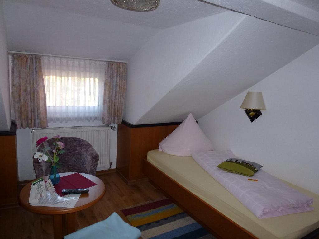 Postel nebo postele na pokoji v ubytování Hotel Wildunger Hof mit Gemeinschaftsküche