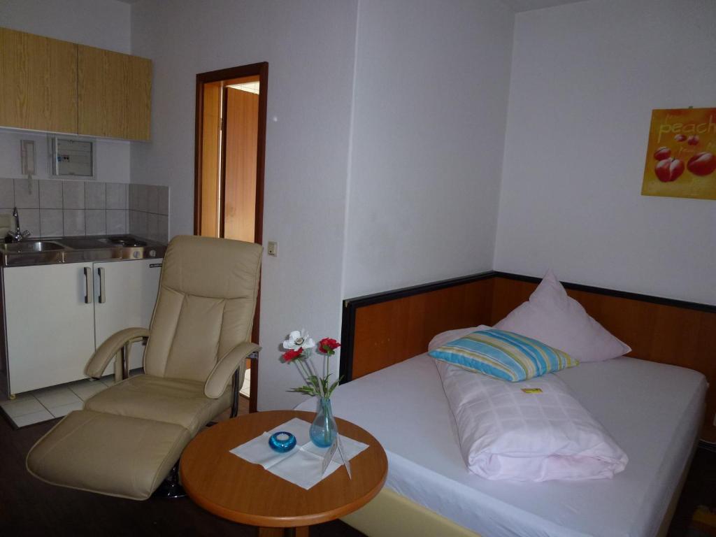Postel nebo postele na pokoji v ubytování Hotel Wildunger Hof mit Gemeinschaftsküche
