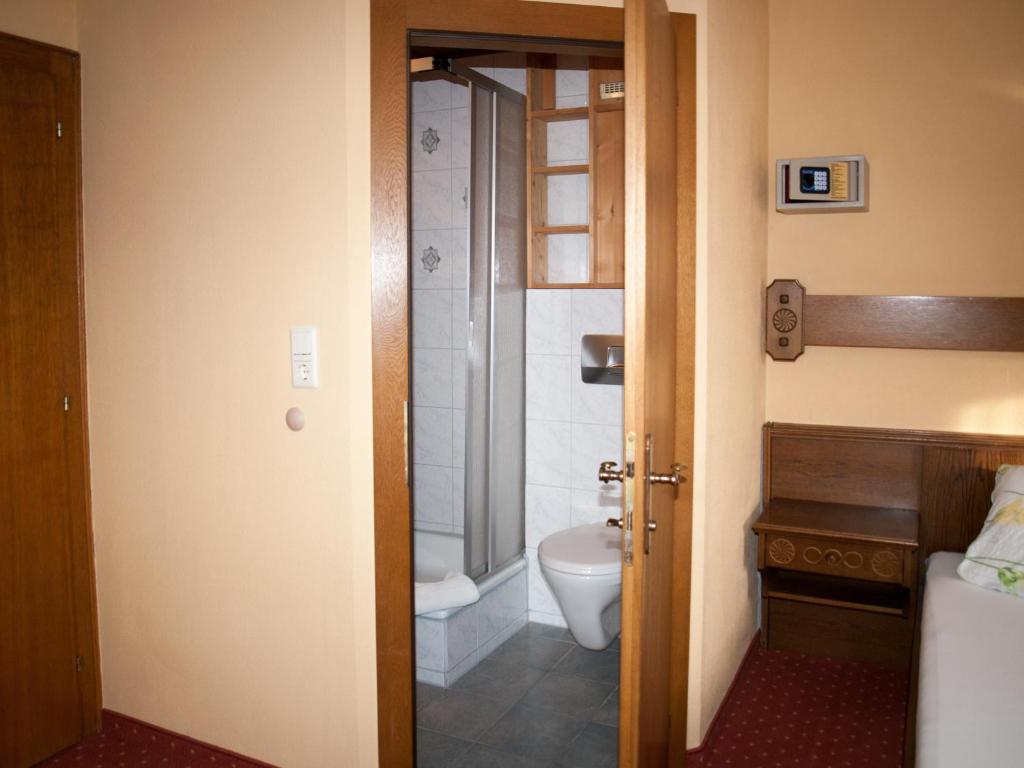 uma casa de banho com um WC e um chuveiro em Pension Handle em Kramsach