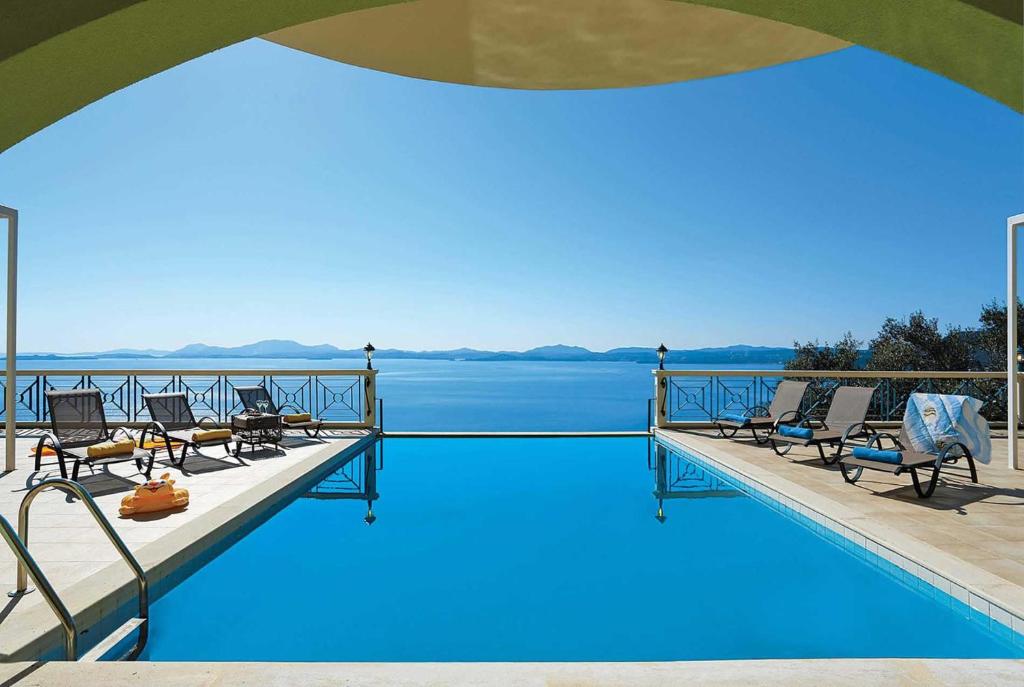 ニサキオンにあるAnna Nissaki Corfuの青い水のプールの景色を望めます。