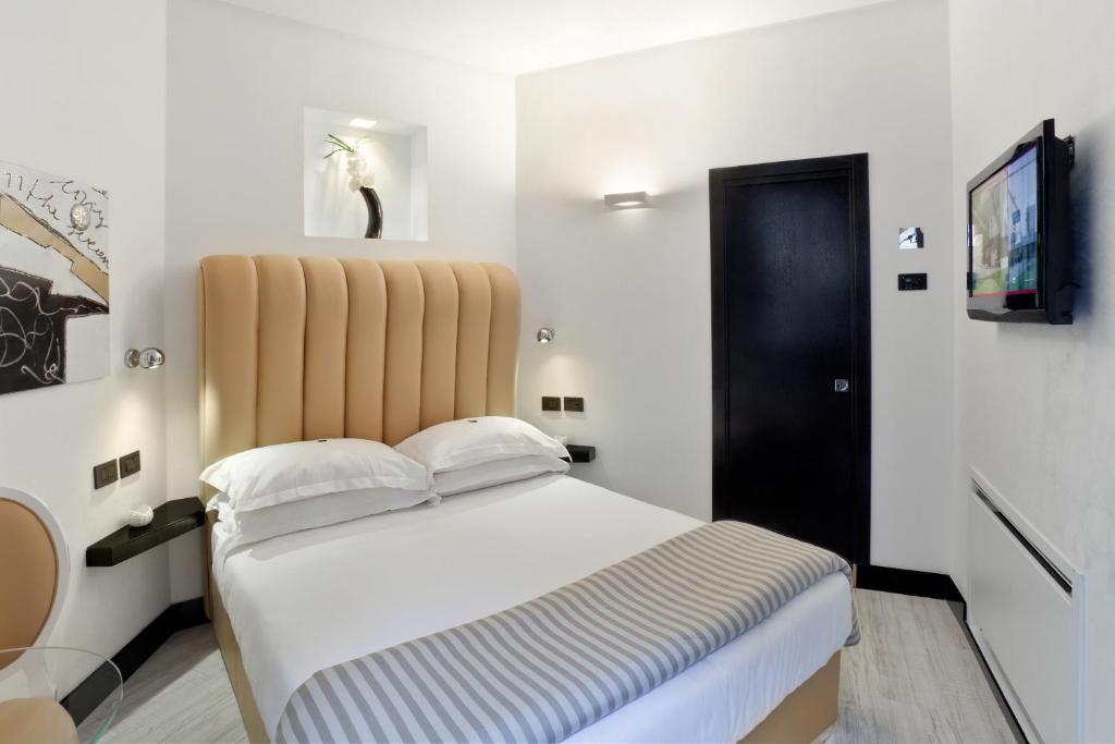 Postel nebo postele na pokoji v ubytování LHP Hotel Napoleon